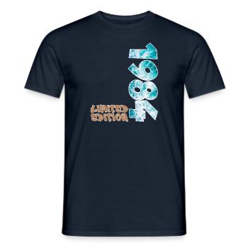 Design de plage en édition limitée de 1984 - T-shirt homme - marine - Devant - AI Model Male 178 light (178cm)