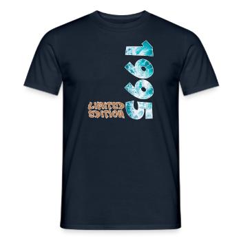 Edition Limitée 1995 Beach Design - T-shirt homme - marine - Devant - AI Model Male 178 light (178cm)