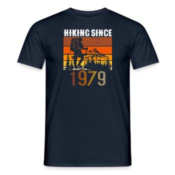 Hiking since 1979, Vintage Geburtstag Geschenk - Männer T-Shirt - Navy - Vorne - AI Model Male 178 light (178cm)