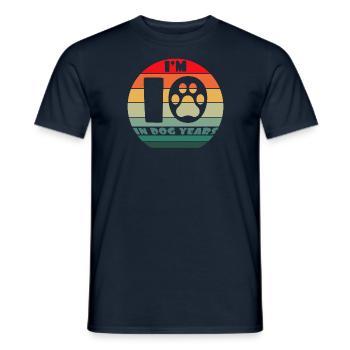 J’ai 10 ans en années de chien - T-shirt homme - marine - Devant - AI Model Male 178 light (178cm)