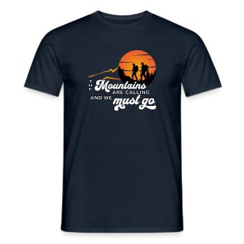 La randonnée en montagne nous appelle et nous devons y aller - T-shirt homme - marine - Devant - AI Model Male 178 light (178cm)