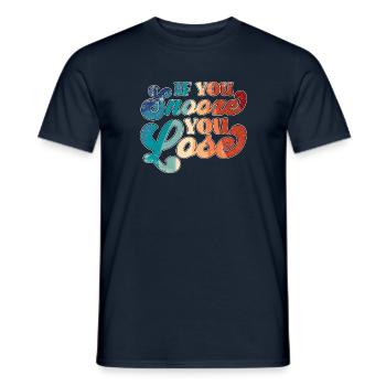 If You Snooze You Lose - Männer T-Shirt - Navy - Vorne - AI Model Male 178 light (178cm)