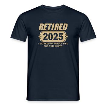 Retraité 2025 - Enfin retraité - T-shirt homme - marine - Devant - AI Model Male 178 light (178cm)