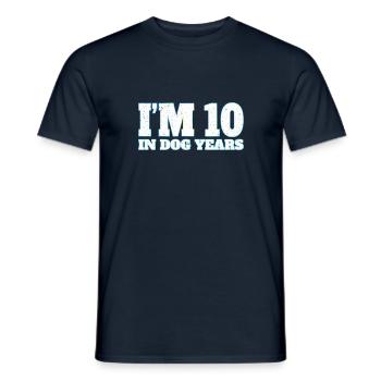 J’ai 10 ans en années de chien - T-shirt homme - marine - Devant - AI Model Male 178 light (178cm)
