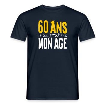 60 ANS Je sais, je ne fais pas mon âge (humour HF) - T-shirt homme - marine - Devant - AI Model Male 178 light (178cm)