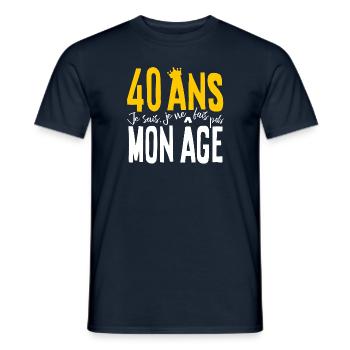 40 ANS Je sais, je ne fais pas mon âge (humour HF) - T-shirt homme - marine - Devant - AI Model Male 178 light (178cm)