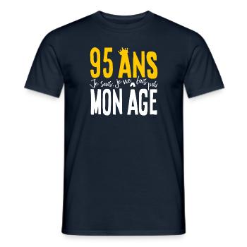 95 ANS Je sais, je ne fais pas mon âge (humour HF) - T-shirt homme - marine - Devant - AI Model Male 178 light (178cm)