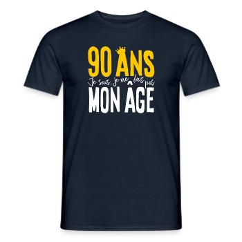 90 ANS Je sais, je ne fais pas mon âge (humour HF) - T-shirt homme - marine - Devant - AI Model Male 178 light (178cm)