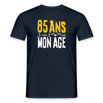 85 ANS Je sais, je ne fais pas mon âge (humour HF) - T-shirt homme - marine - Devant - AI Model Male 178 light (178cm)