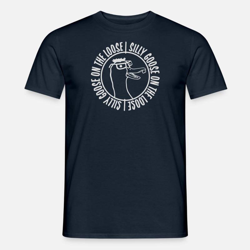 goose on the loose - Männer T-Shirt - Navy
