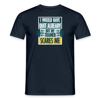 Ich hätte schon gekündigt, aber mein Trainer macht mir Angst - Männer T-Shirt - Navy - Vorne - AI Model Male 178 light (178cm)