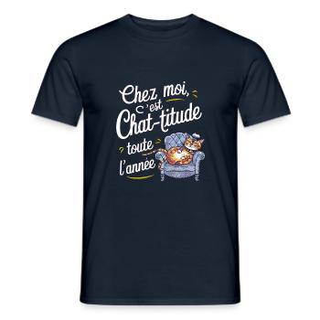 Chez moi c'est chat-titude toute l'année - T-shirt homme - marine - Devant - AI Model Male 178 light (178cm)