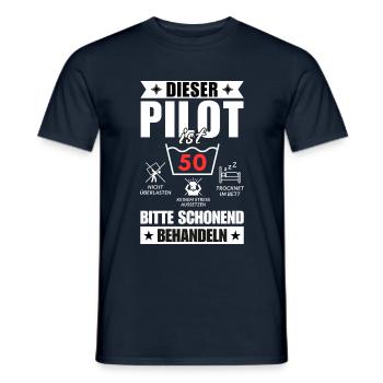 Dieser Pilot ist 50. Schonend behandeln - Männer T-Shirt - Navy - Vorne - AI Model Male 178 light (178cm)