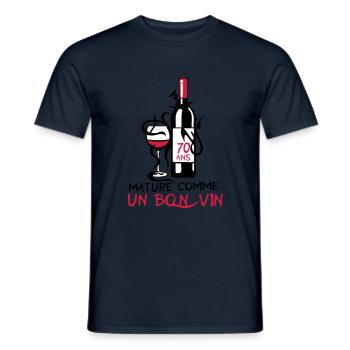 70 ans mature bouteille vin anniversaire - T-shirt homme - marine - Devant - AI Model Male 178 light (178cm)