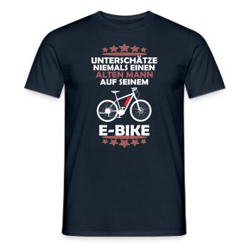 Fahrrad E-Bike Alter Mann Unterschätzen. - Männer T-Shirt - Navy - Vorne - AI Model Male 178 light (178cm)