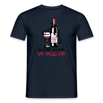 60 ans mature bouteille vin anniversaire - T-shirt homme - marine - Devant - AI Model Male 178 light (178cm)