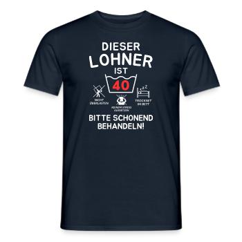 Ce salarié a 40 ans. - T-shirt homme - marine - Devant - AI Model Male 178 light (178cm)