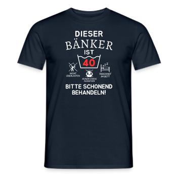Ce banquier a 40 ans. - T-shirt homme - marine - Devant - AI Model Male 178 light (178cm)