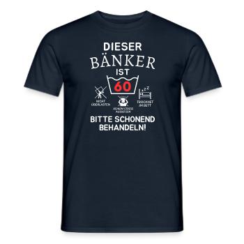 Ce banquier a 60 ans. - T-shirt homme - marine - Devant - AI Model Male 178 light (178cm)