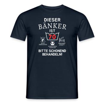 Ce banquier a 70 ans. - T-shirt homme - marine - Devant - AI Model Male 178 light (178cm)