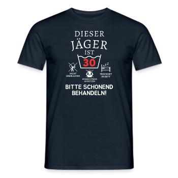Ce chasseur a 30 ans. - T-shirt homme - marine - Devant - AI Model Male 178 light (178cm)