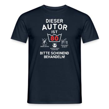 L’auteur a 80 ans. - T-shirt homme - marine - Devant - AI Model Male 178 light (178cm)