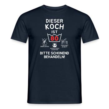 Ce chef a 80 ans. - T-shirt homme - marine - Devant - AI Model Male 178 light (178cm)