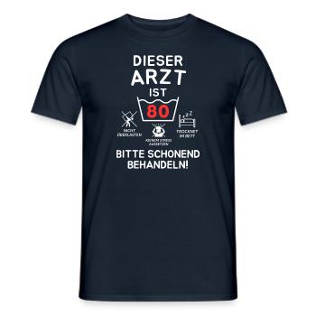 Ce médecin a 80 ans. - T-shirt homme - marine - Devant - AI Model Male 178 light (178cm)
