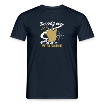 Niemand hat jemals eine Schachpartie gewonnen, indem er zurückgetreten ist - Männer T-Shirt - Navy - Vorne - AI Model Male 178 light (178cm)