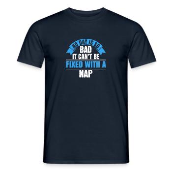 Aucune journée n’est si mauvaise qu’elle ne peut pas être réparée avec une sieste - T-shirt homme - marine - Devant - AI Model Male 178 light (178cm)
