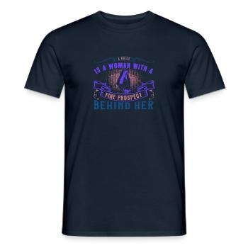 Eine Braut ist eine Frau mit einer guten Aussicht auf - Männer T-Shirt - Navy - Vorne - AI Model Male 178 light (178cm)