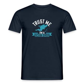 Vertrau mir, ich bin ein Taucher - Männer T-Shirt - Navy - Vorne - AI Model Male 178 light (178cm)