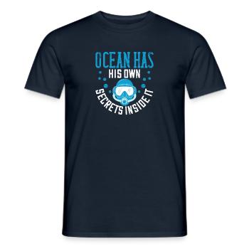 Der Ozean hat seine eigenen Geheimnisse in sich - Männer T-Shirt - Navy - Vorne - AI Model Male 178 light (178cm)