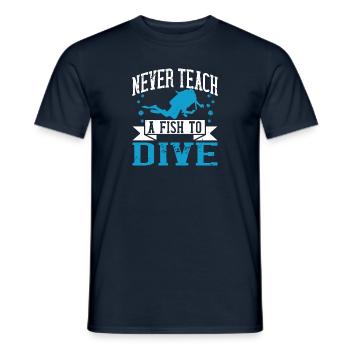Bringen Sie niemals einem Fisch das Tauchen bei - Männer T-Shirt - Navy - Vorne - AI Model Male 178 light (178cm)