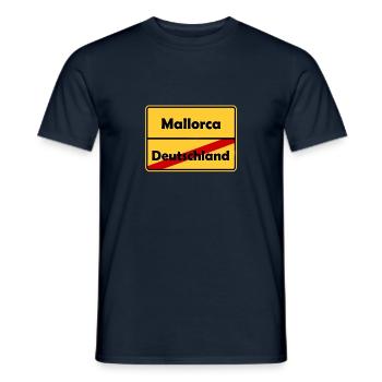 Auswandern nach Mallorca! Ortsschild Desing. - Männer T-Shirt - Navy - Vorne - AI Model Male 178 light (178cm)
