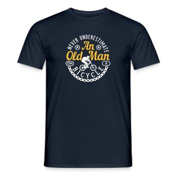 Never Understimate An Old Man On A Bicycle - T-shirt homme - marine - Devant - AI Model Male 178 light (178cm)