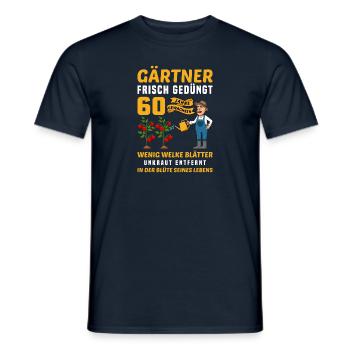 Garten Outfit für Gärtner zum 60. Geburtstag - Männer T-Shirt - Navy - Vorne - AI Model Male 178 light (178cm)