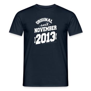 November 2013 Original seit 10 Jahren Mann Frau - Männer T-Shirt - Navy - Vorne - AI Model Male 178 light (178cm)
