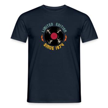 Vintage 1974 - Männer T-Shirt - Navy - Vorne - AI Model Male 178 light (178cm)