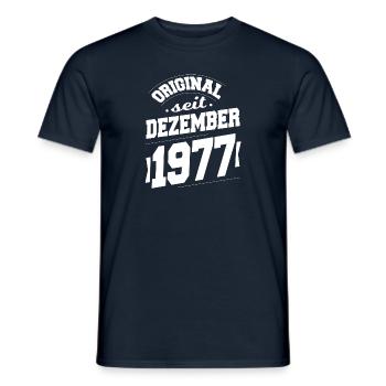 Dezember 1977 Original seit 46 Jahren Mann Frau - Männer T-Shirt - Navy - Vorne - AI Model Male 178 light (178cm)