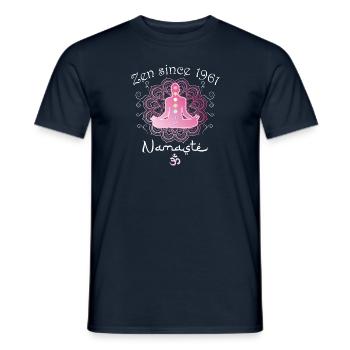 64 ans de zen - Namaste depuis 1961 - T-shirt homme - marine - Devant - AI Model Male 178 light (178cm)