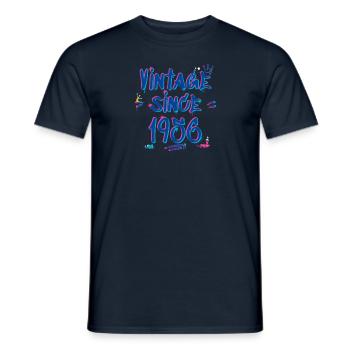 1956 Vintage Graffiti Glitch - 69 ans de style - T-shirt homme - marine - Devant - AI Model Male 178 light (178cm)