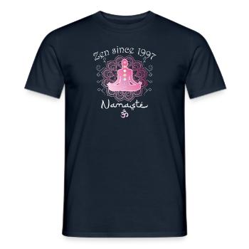 Zen seit 1997 - 28 Jahre Ruhe und - Männer T-Shirt - Navy - Vorne - AI Model Male 178 light (178cm)