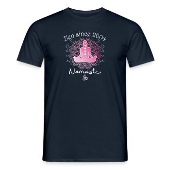 Zen depuis 2004 - 21 ans de paix et d’harmonie - T-shirt homme - marine - Devant - AI Model Male 178 light (178cm)