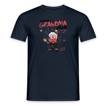 Badass-Oma seit 1949 – 76 Jahre stark - Männer T-Shirt - Navy - Vorne - AI Model Male 178 light (178cm)