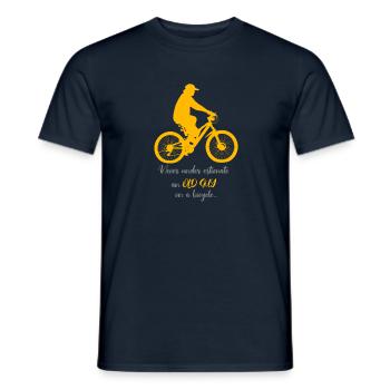 Ne jamais sous-estimer Un vieil homme Avec Fahhrad - T-shirt homme - marine - Devant - AI Model Male 178 light (178cm)
