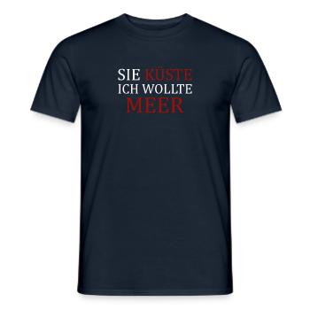 SIE KÜSTE ICH WOLLTE MEER Urlaub Strand Sand Spaß - Männer T-Shirt - Navy - Vorne - AI Model Male 178 light (178cm)