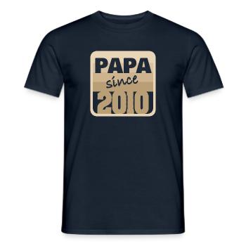 Jahr 2010 - Männer T-Shirt - Navy - Vorne - AI Model Male 178 light (178cm)