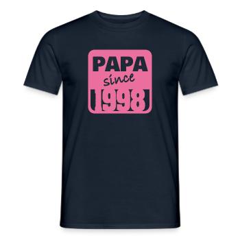Vater 1998 - Männer T-Shirt - Navy - Vorne - AI Model Male 178 light (178cm)