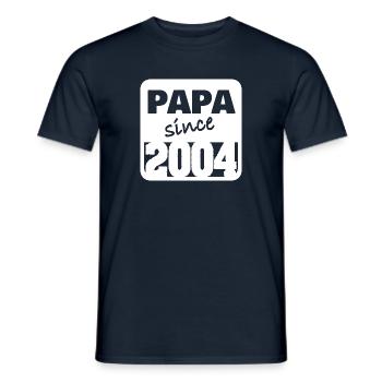 2004 - Männer T-Shirt - Navy - Vorne - AI Model Male 178 light (178cm)